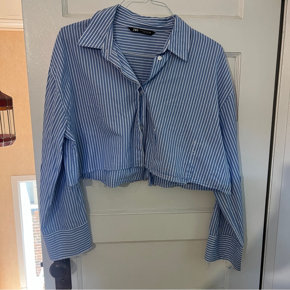 Zara Long Sleeved Cropped Button Down Shirt